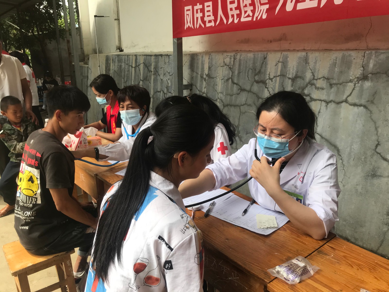 中山大學(xué)附屬第一醫(yī)院兒科張軍博士在為特殊學(xué)校孩子們問(wèn)診.jpg